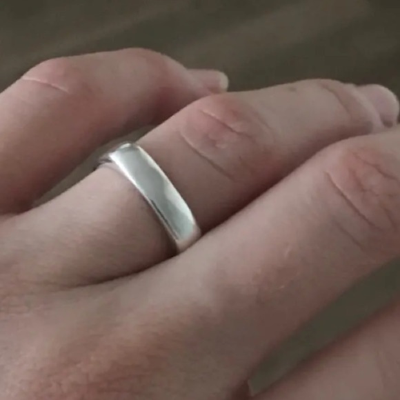 Sliver 925 Sterling Silver Square Circle Ring
Size 6 - Picture 5 of 11